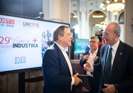 El secretario general de UGT FICA Mariano Hoya, con el alcalde de Málaga, en el salón de los Espejos.