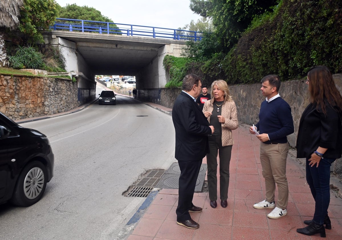 La alcaldesa, Ángeles Muñoz, visitó ayer el paso inferior de la A7 y las obras del arroyo Benabolá.