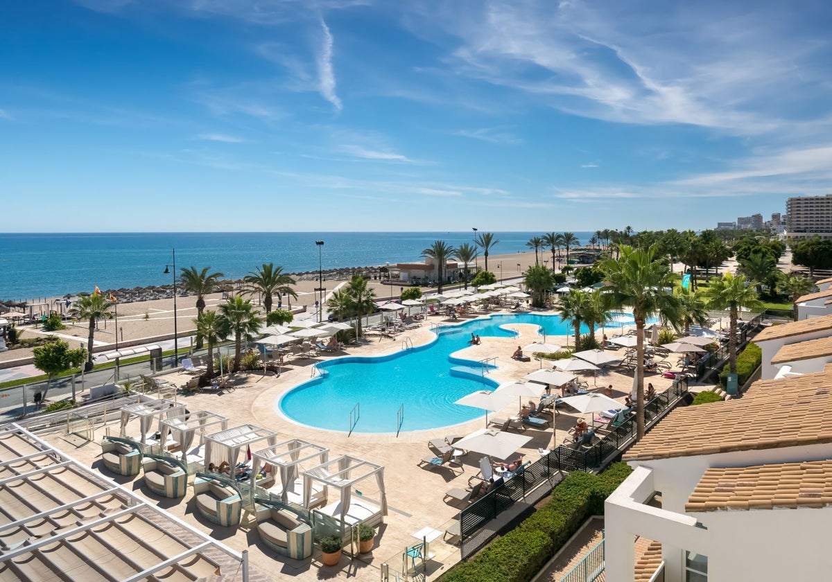 Vista de las piscinas y terrazas de un hotel de la Costa del Sol.