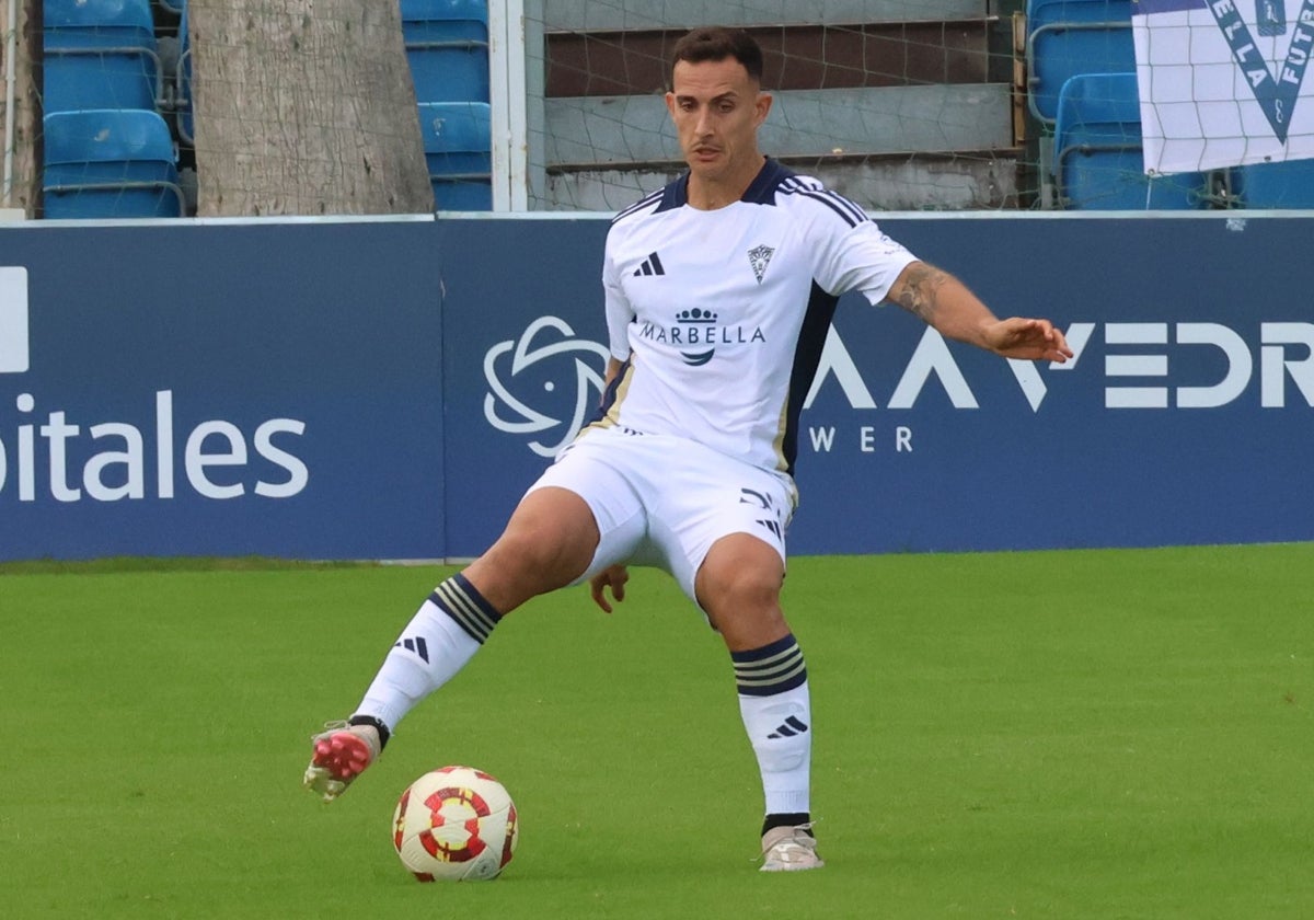 El jugador del Marbella Luis Acosta, con el balón.