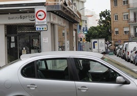 Un vehículo pasa junto a la cartelería de la Zona de Bajas Emisiones.