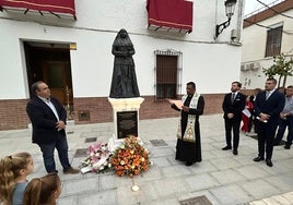 El párroco Carlos Julián Román Jiménez bendice la escultura de Santa Ángela de la Cruz.