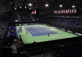 La número uno española, Paula Badosa, junto a la capitana, Anabel Medina, este sábado en el entrenamiento en la pista de juego de la Billie Jean King Cup en Málaga.