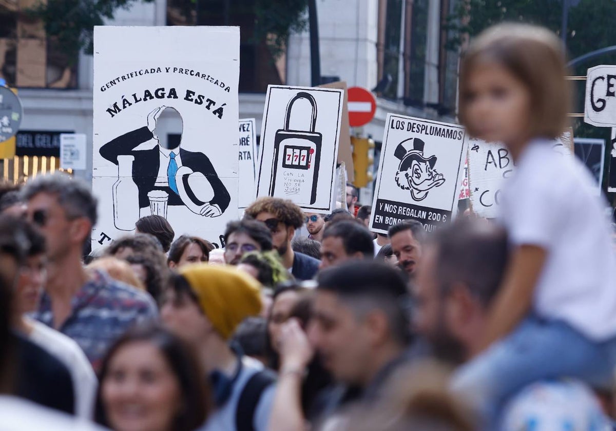 Numerosas pancartas durante la manifestación de este 9N.