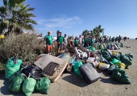 Voluntarios de Andalimpia acopian la basura recogida ayer en la desembocadura del Guadalhorce.