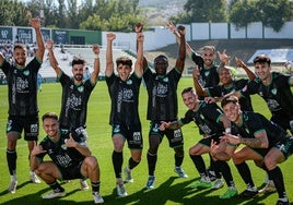 El posado de los jugadores del Antequera al término del choque y tras la victoria.