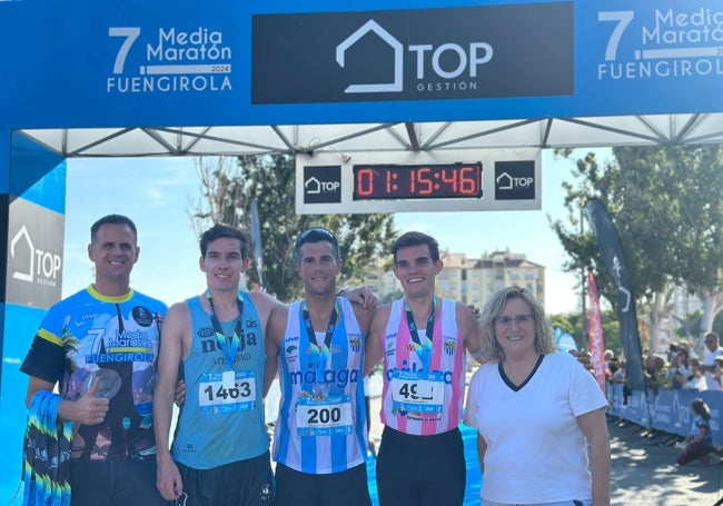 La Alcaldesa de Fuengirola y el Concejal de Deportes, con los tres primeros clasificados en categoría masculina.