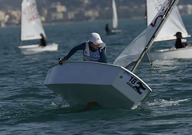 Un joven regatista en la prueba celebrado este fin de semana en la bahía de Málaga.