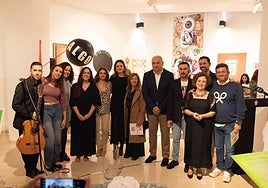 Participantes y autoridades posan durante el evento 'Simultánea'.