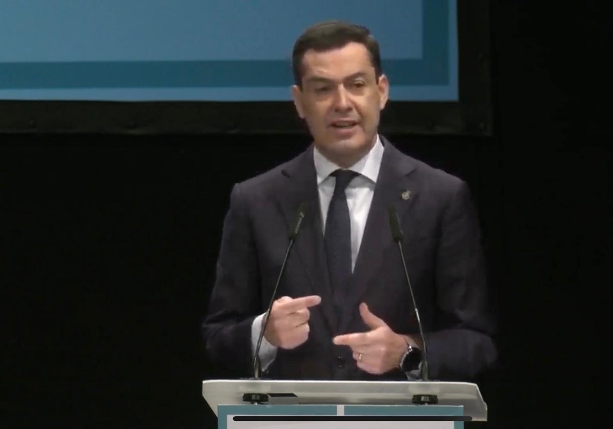 Juanma Moreno apunta al autoabastecimiento energético de Andalucía ante la «ola ultraproteccionista» que se avecina