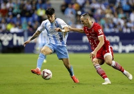 Antoñito conduce el balón durante el encuentro del sábado del Málaga en la Rosaleda.