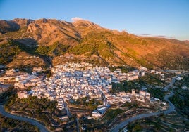 Vista panorámica del casco urbano de Canillas de Aceituno.