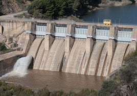 Momento del inicio del desembalse en la presa de La Encantada, El Chorro.