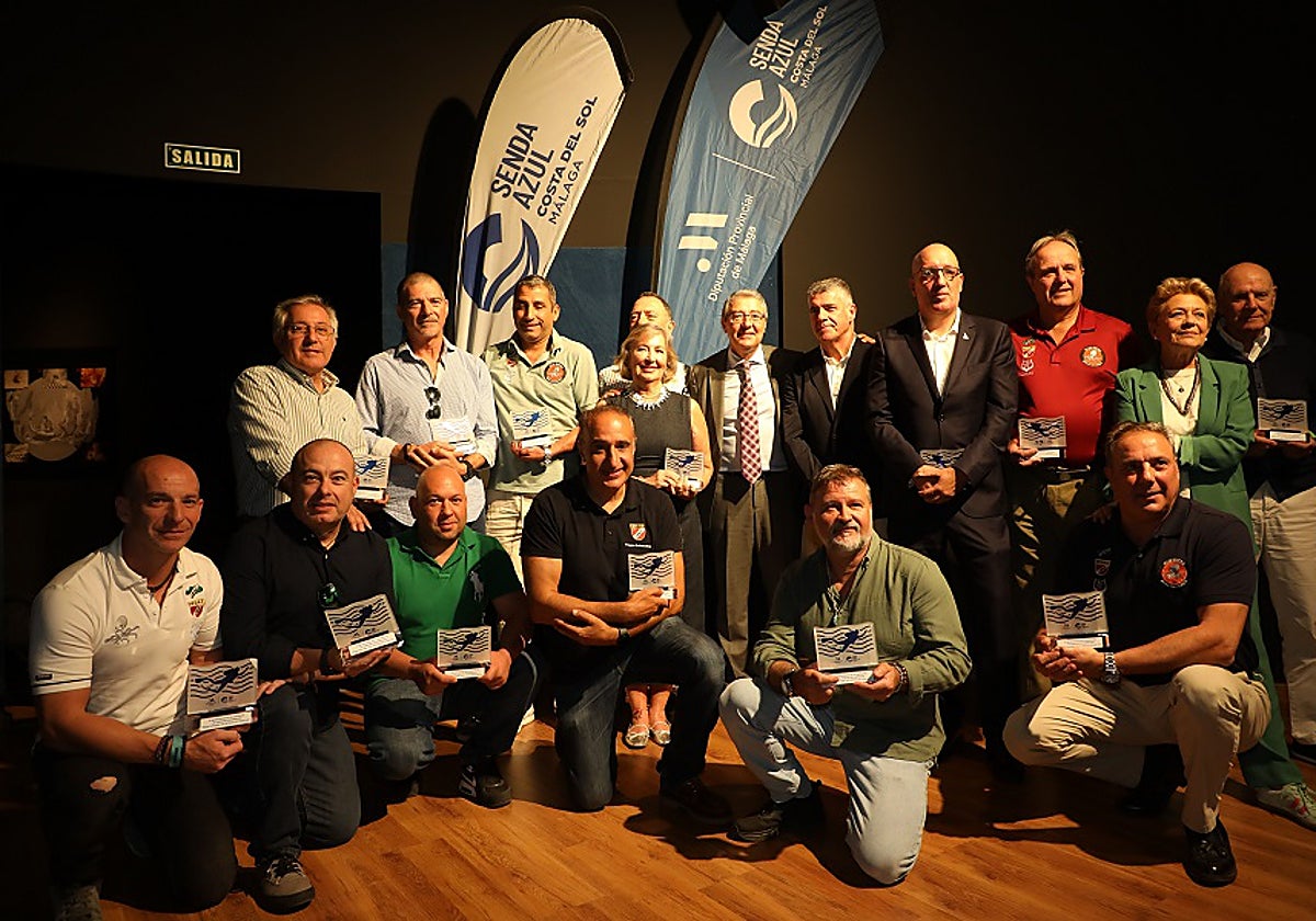 Autoridades y participantes en la elaboración de la guía, este lunes en el Museo de Nerja.