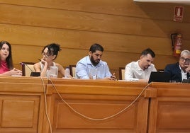 Jorge Padilla, exportavoz municipal y Dani Pérez, secretario general del PSOE de Málaga, flanquean a Antonio Navarro, en un acto de los socialistas torremolinenses en marzo, antes de la moción de censura.