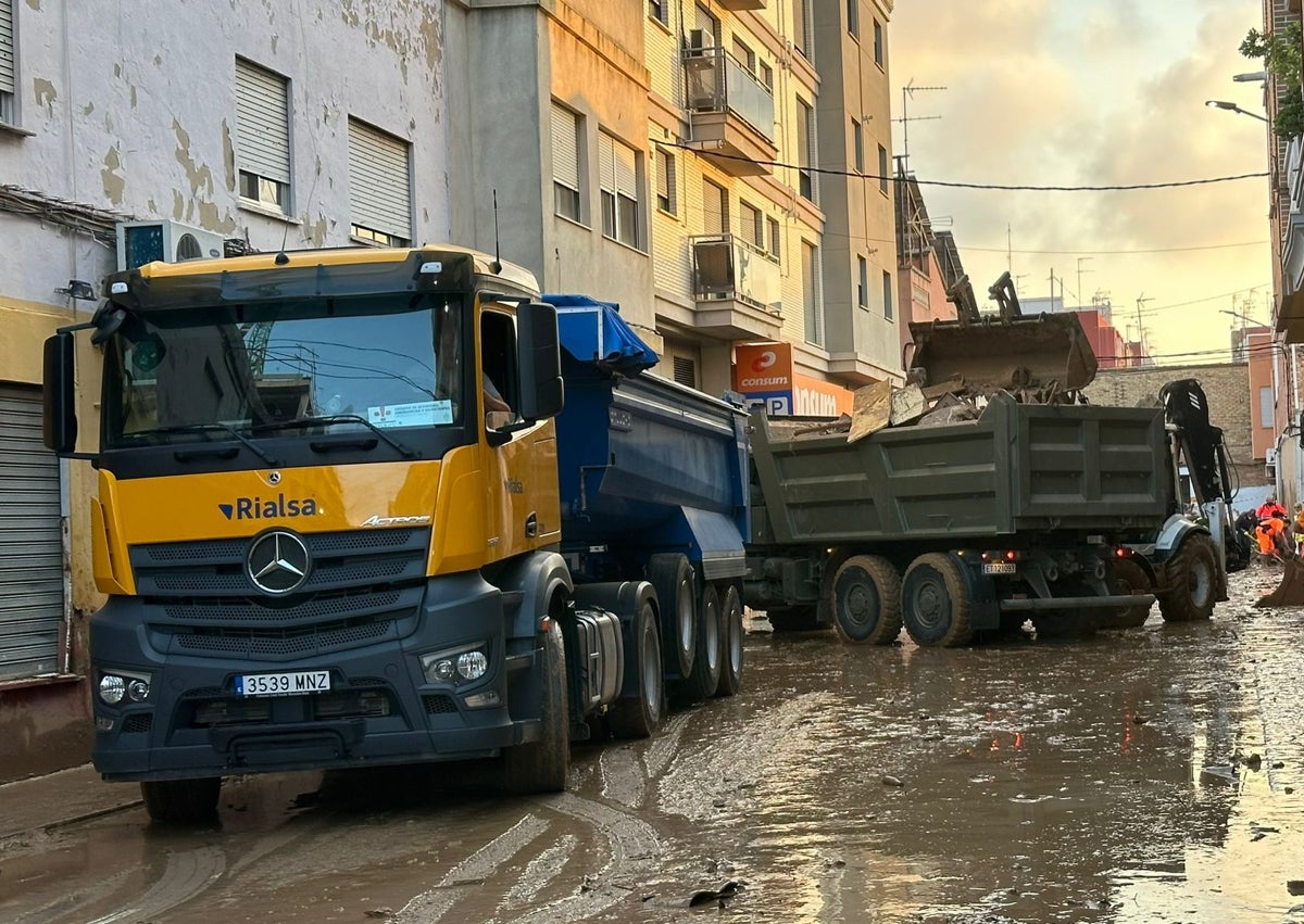 Imagen secundaria 1 - Cinco empresas malagueñas desplazan medios y envían ayuda a Valencia