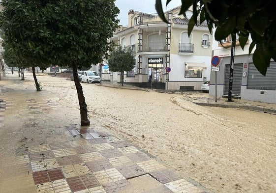 Una de las calles de Pizarra durante la anterior DANA.