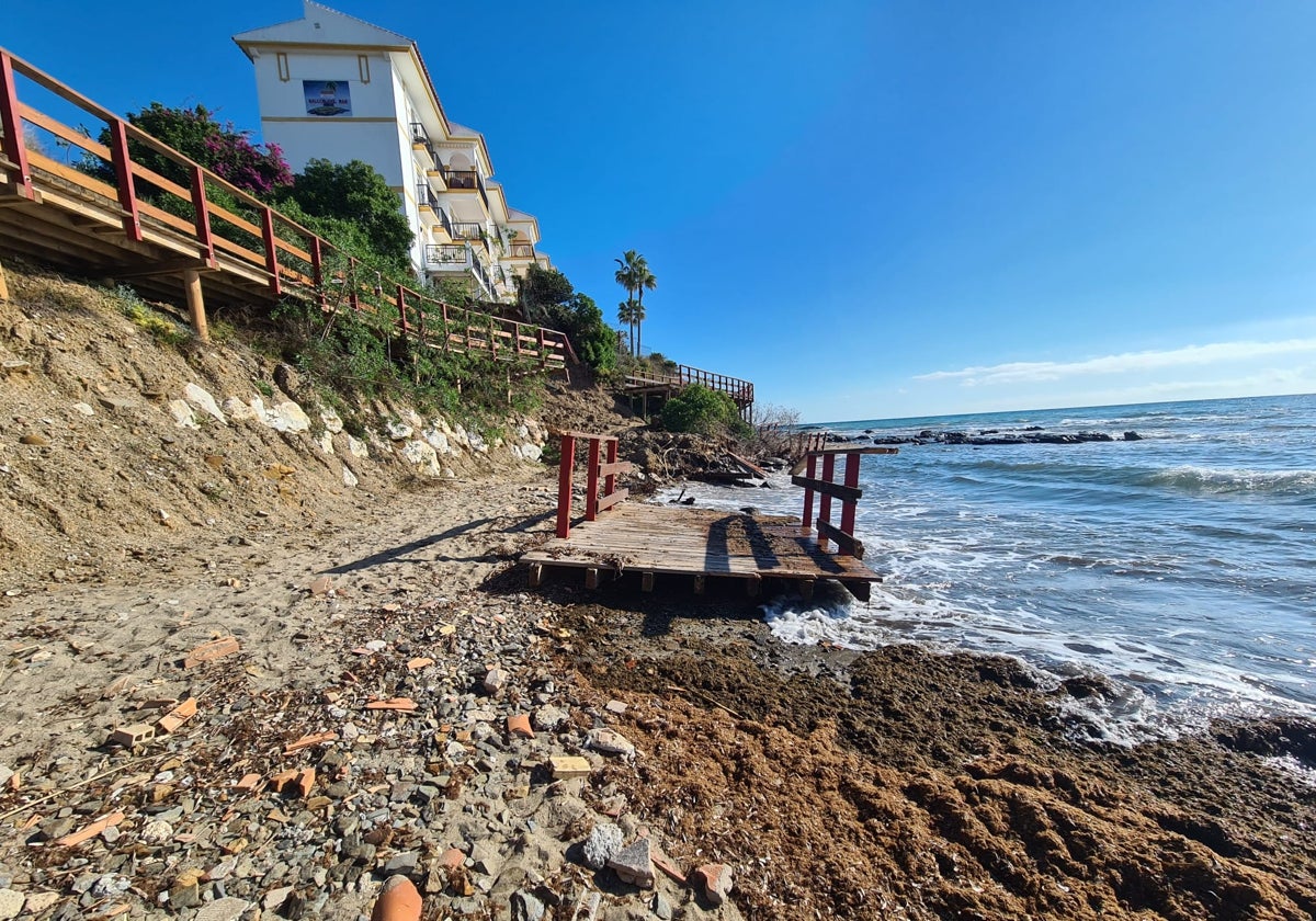 Tramo de senda varado en la playa desde hace dos meses, en La Cala de Mijas.