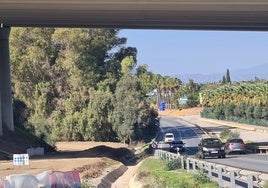 Carril en el que se ejecutan obras, bajo el viaducto de la A-7, junto a la A-404.