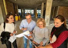 La alcaldesa y parte de su equipo visitan las obras.