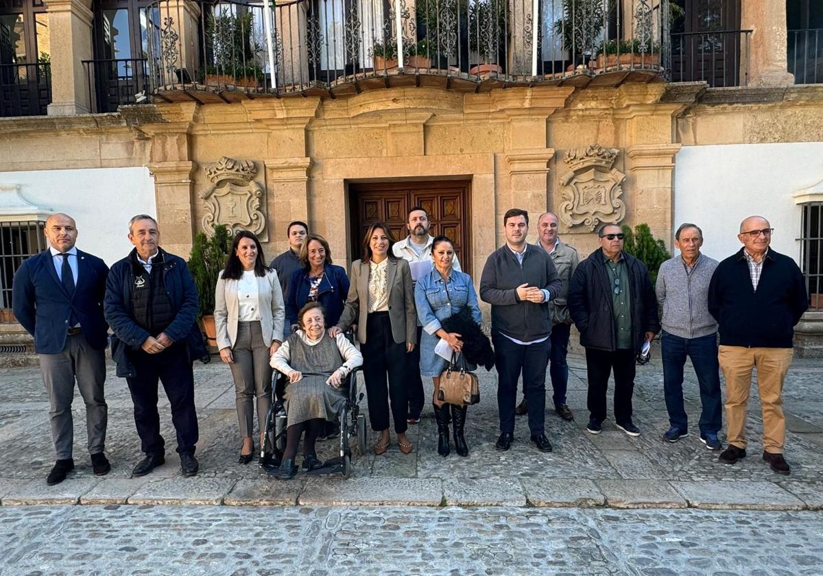 Colectivos y asociaciones beneficiadas, junto autoridades políticas.