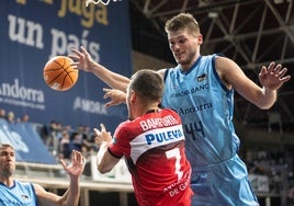 Ben Lammers, de azul, en el partido contra el Granada.