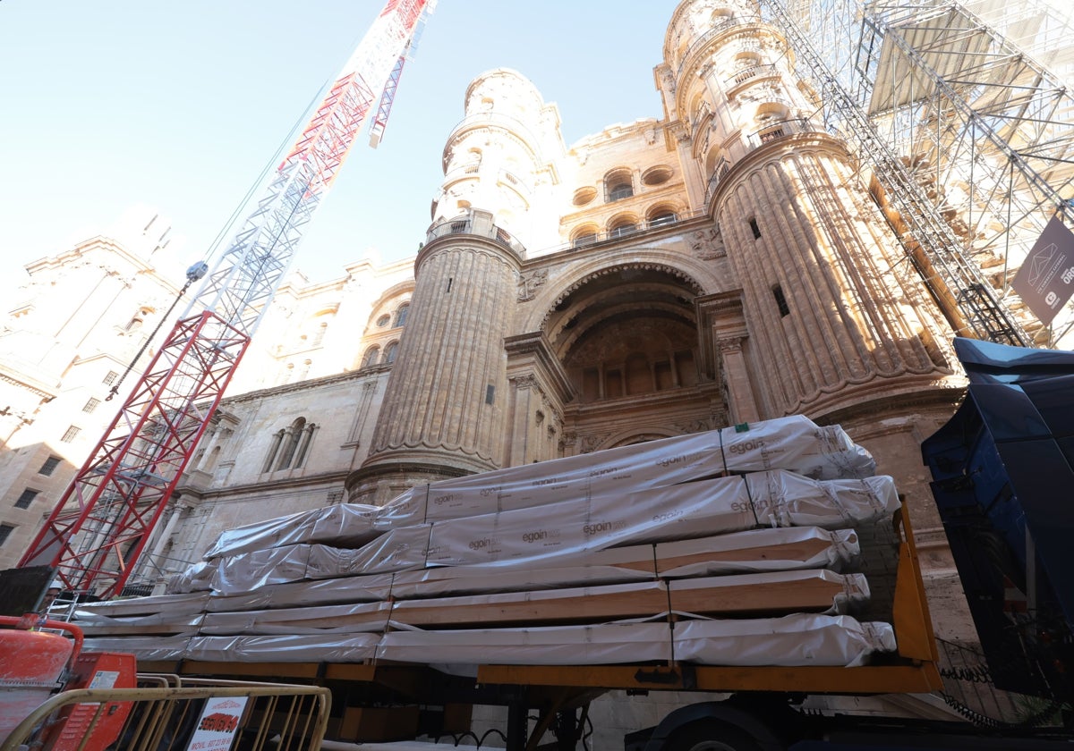 Cuenta atrás para el tejado de la Catedral de Málaga: llegan las primeras vigas de madera desde el País Vasco