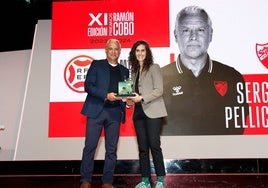 Sergio Pellicer recibe el galardón a mejor entrenador del Grupo 2 de Primera RFEF de manos de Montse Tomé, seleccionadora nacional.