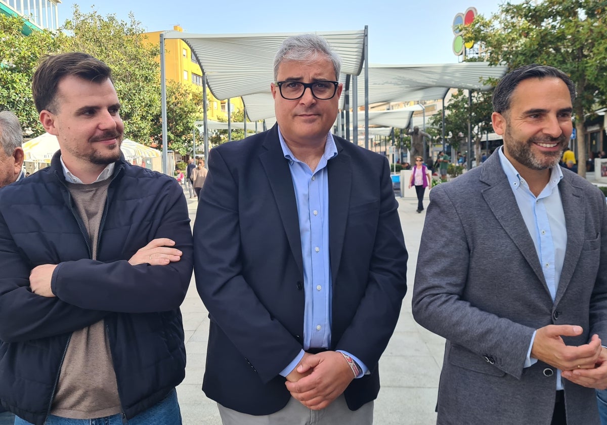 Jorge Padilla, exportavoz municipal y Dani Pérez, secretario general del PSOE de Málaga, flanquean a Antonio Navarro, en un acto de los socialistas torremolinenses en marzo, antes de la moción de censura.