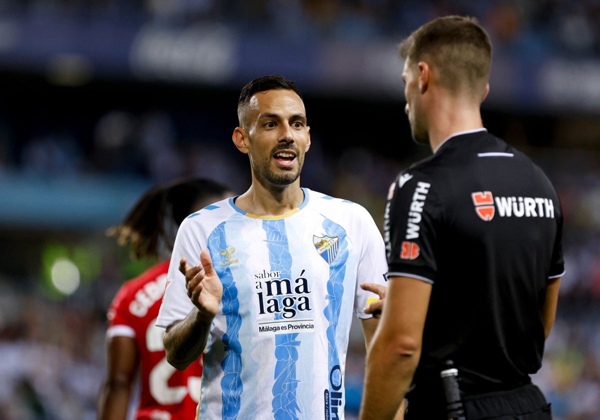 Manu Molina conversa con él árbitro del Málaga-Cartagena.