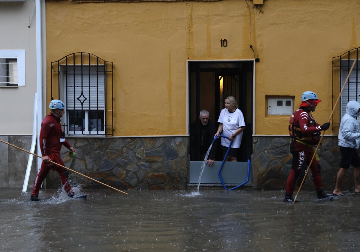 Viviendas anegadas en la zona de Huelin, en Málaga capital.