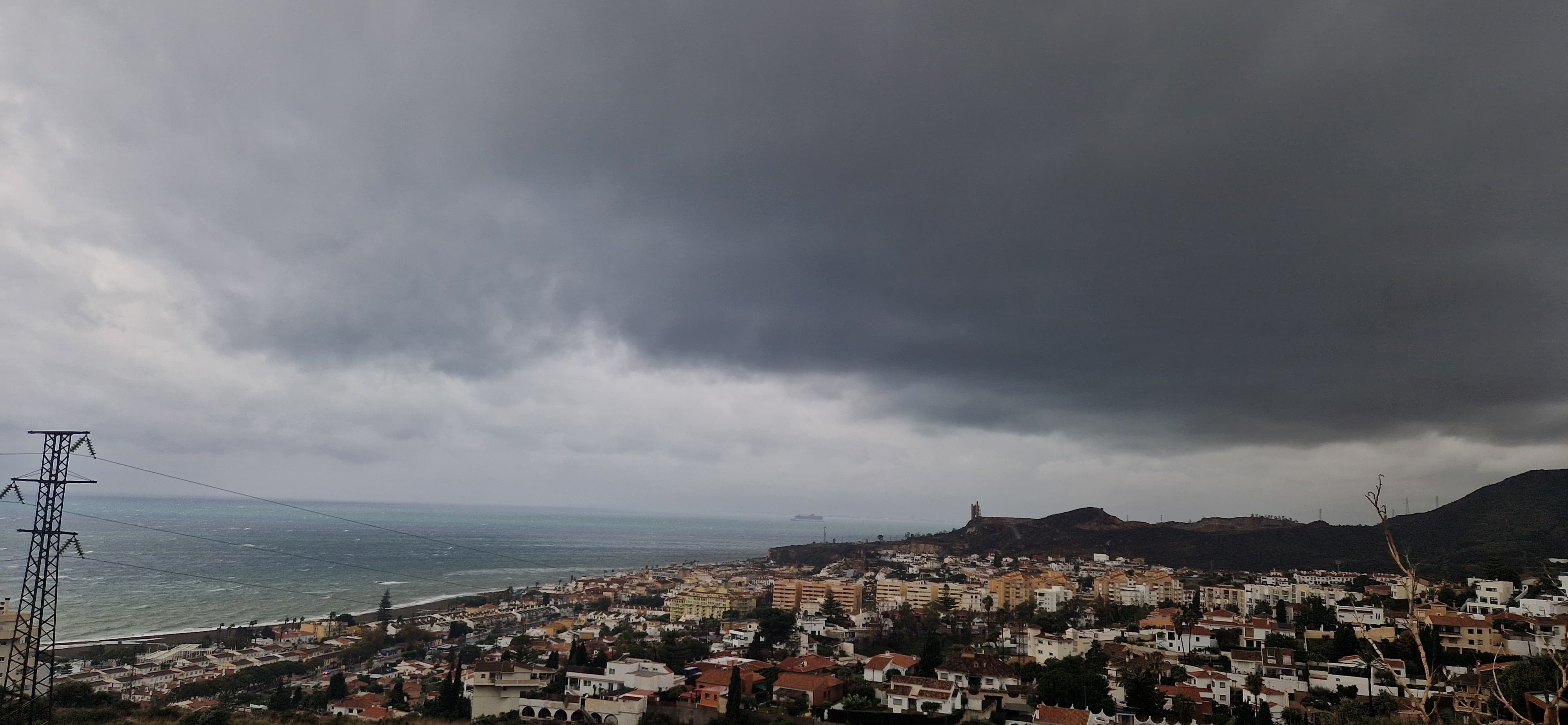 Imagen del cielo nublado en Rincón de la Victoria