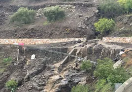 Imagen de los daños en la carretera comarcal que conecta Torrox con Cómpeta.