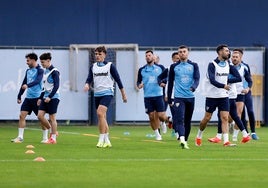 La plantilla del Málaga, en un entrenamiento reciente en el Anexo de La Rosaleda.