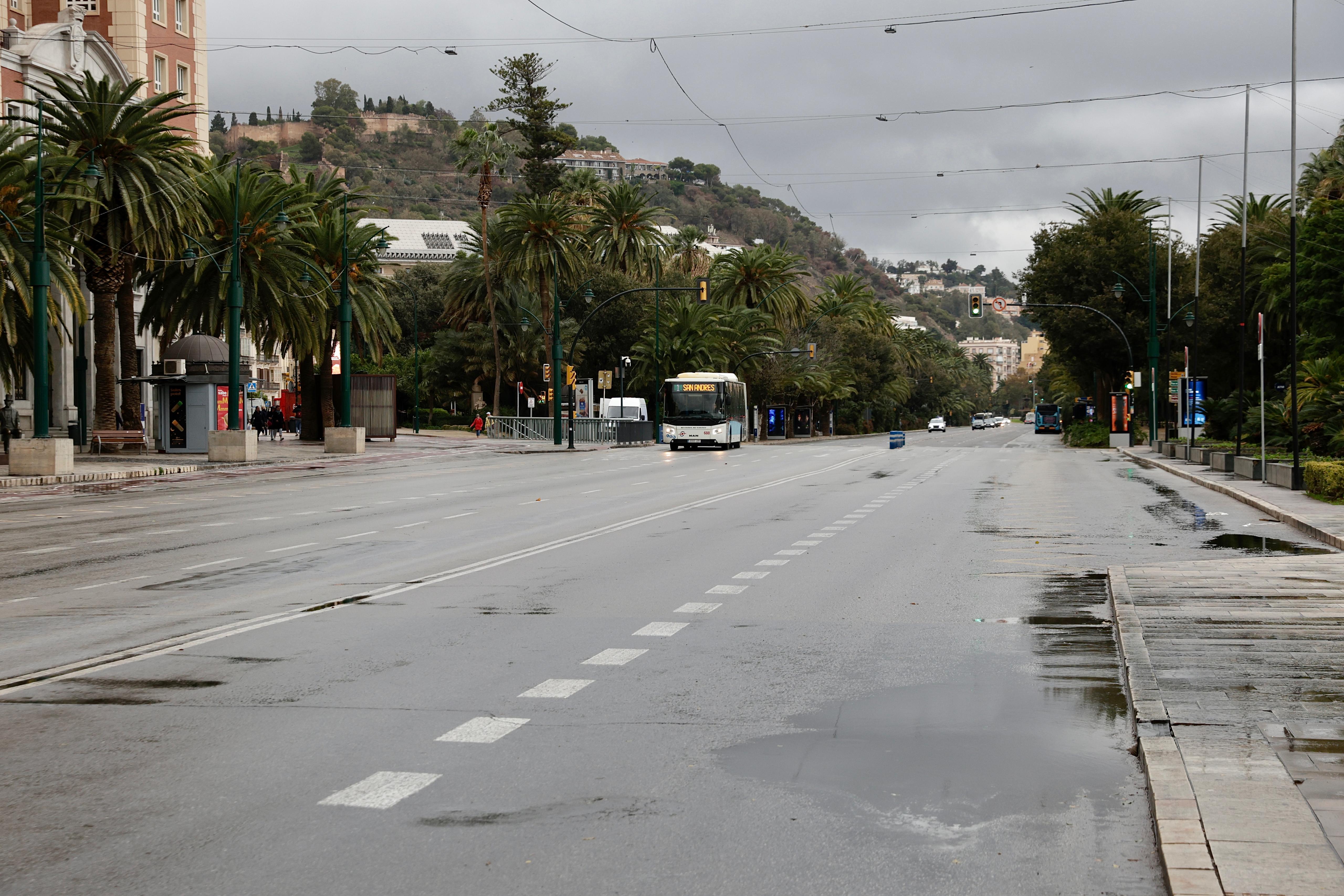 Estampas de la Málaga vacía por la alerta roja ante la previsión de fuertes lluvias este 13 de noviembre