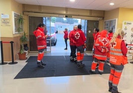 Voluntarios de Cruz Roja en el pabellón deportivo de Arroyo de la Miel.