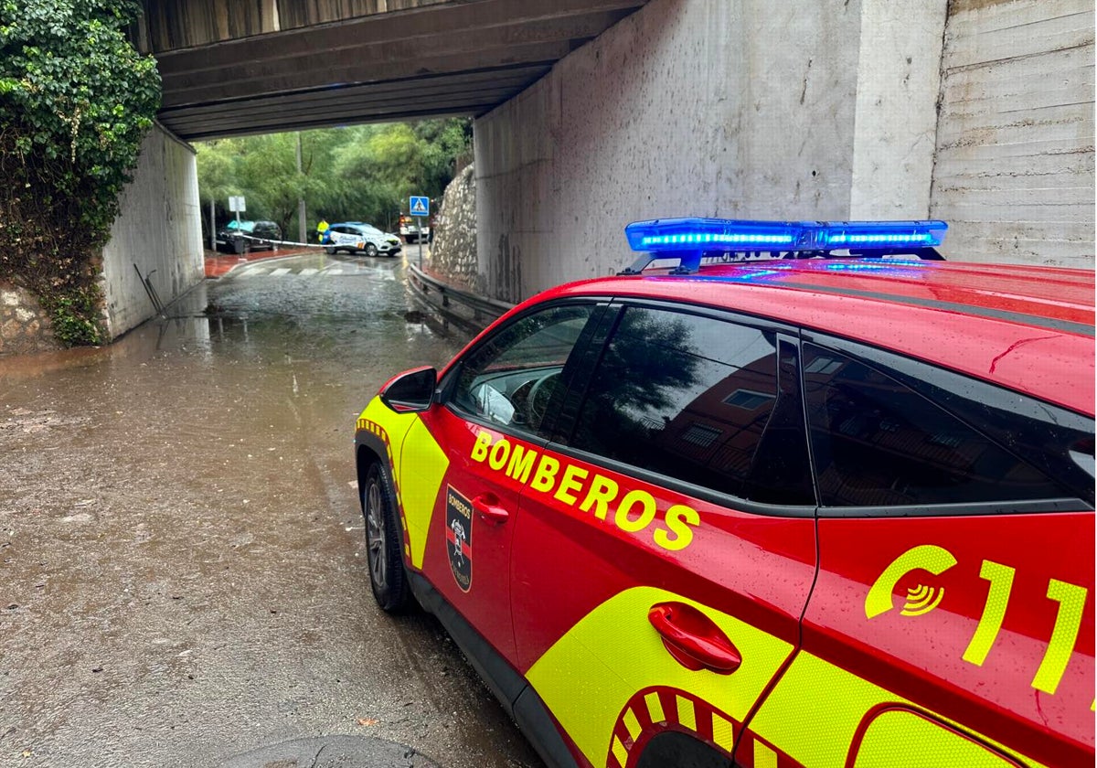 Paso cortado al tráfico en Fuengirola por la presencia de balsas de agua.