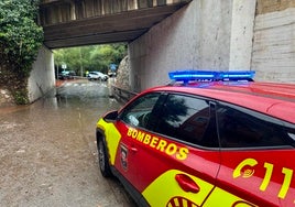 Paso cortado al tráfico en Fuengirola por la presencia de balsas de agua.