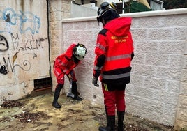 Bomberos practican aperturas en un muro en La Cala del Moral, para evitar embalsamientos.