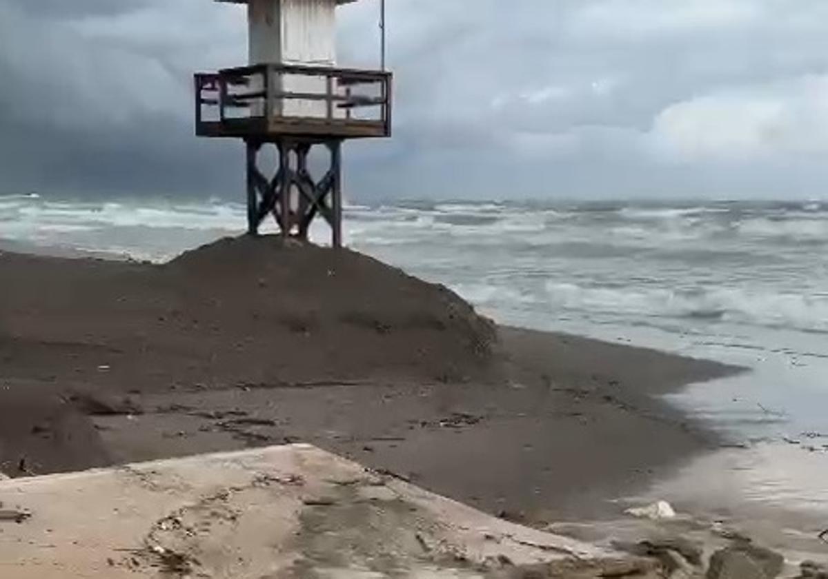 Problemas en las playas de Torremolinos por las fuertes lluvias
