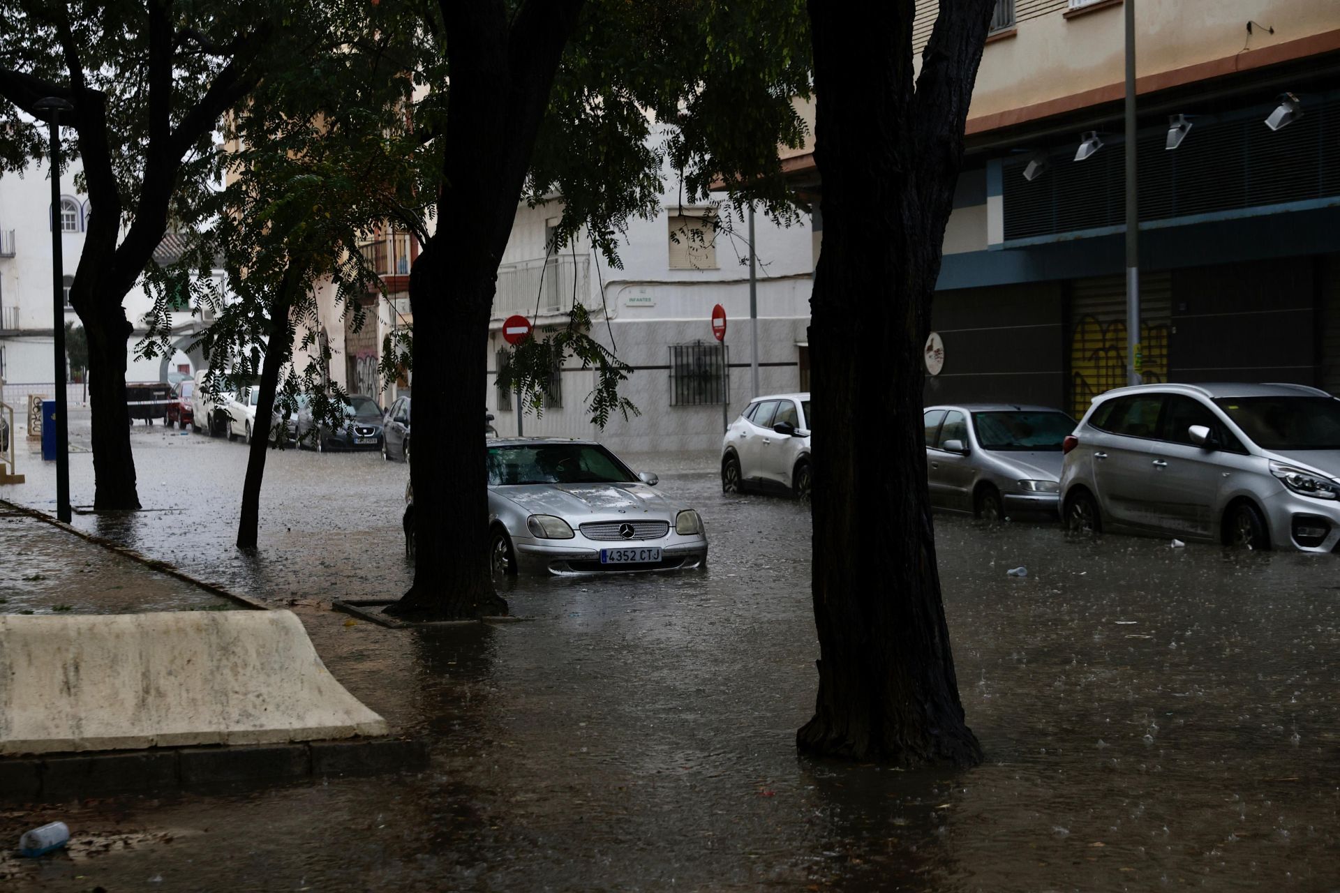 La lluvia en calles del barrio de Huelin, este miércoles