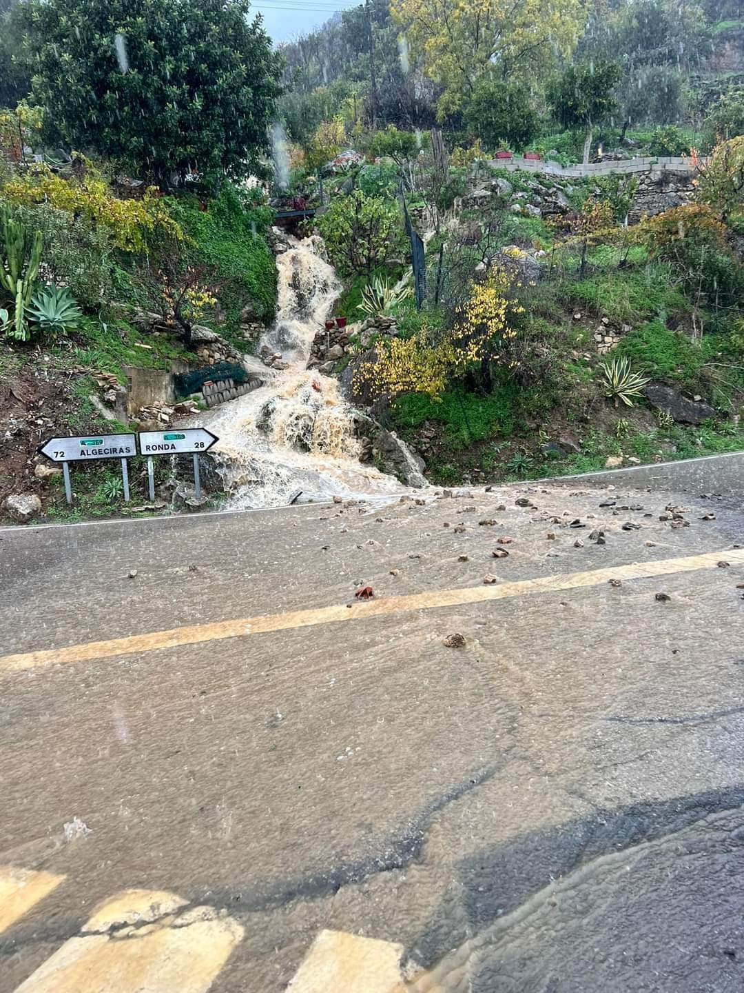 Así baja el agua este jueves en Algatocín.