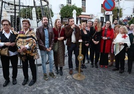 El alcalde, ediles y vecinos, este jueves en la plaza de San Roque de Torrox.