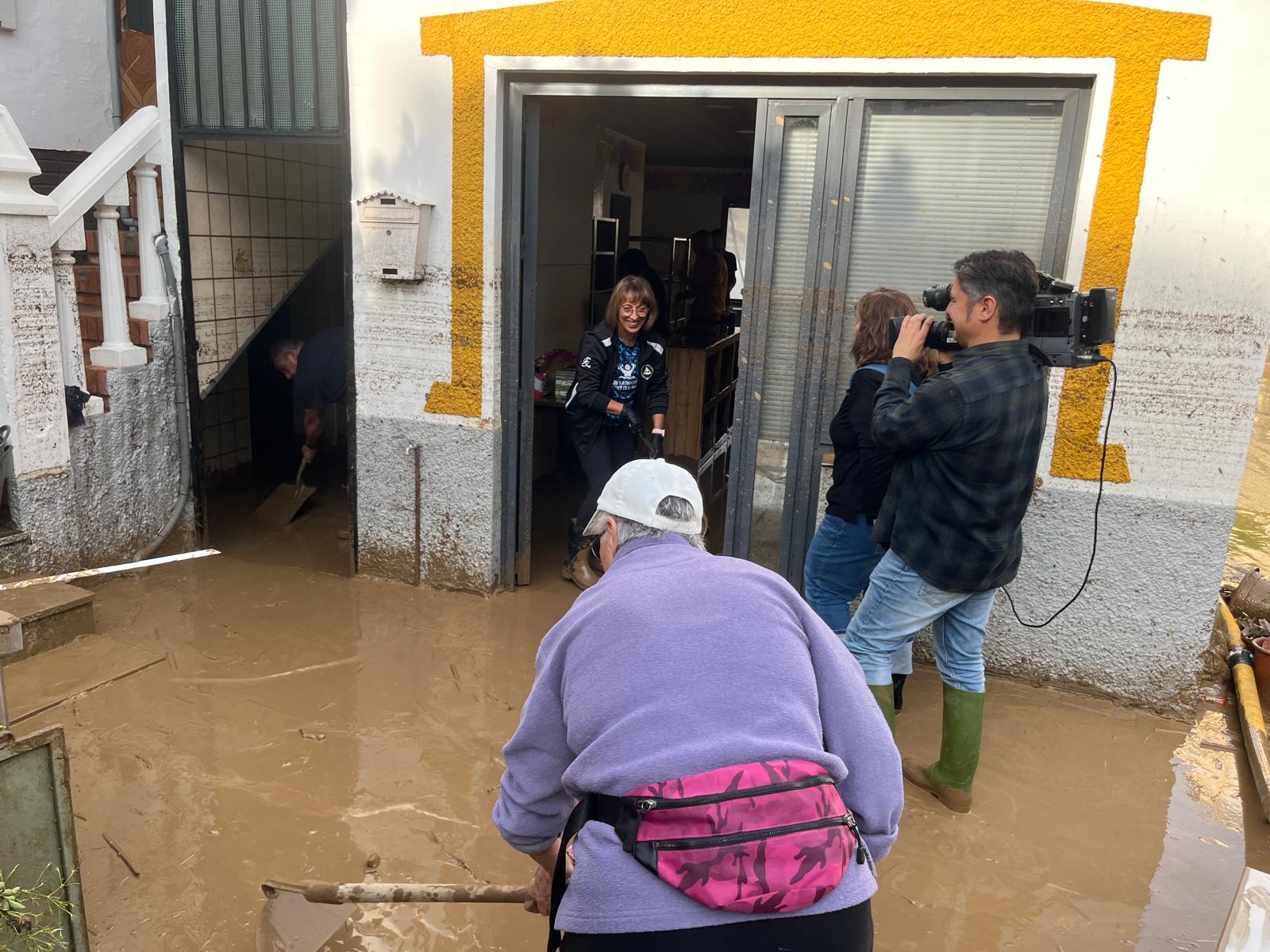 Benamargosa trabaja a destajo este jueves para borrar los estragos de la DANA.