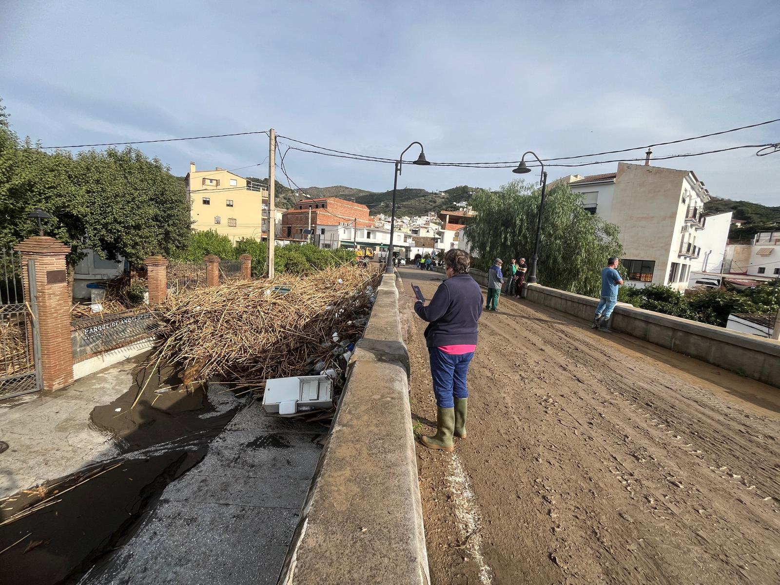 Así amanece Benamargosa tras las inundaciones y el desbordamiento del río.