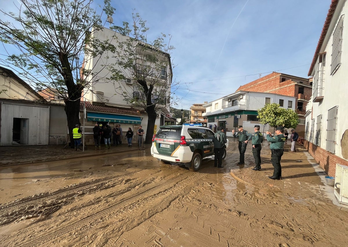 Imagen secundaria 1 - Tres imágenes de los daños causados por la riada en Benamargosa.