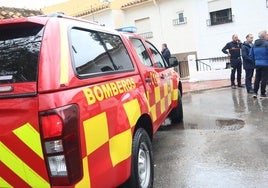 El alcalde y el jefe de Bomberos junto a unos vecinos afectados.