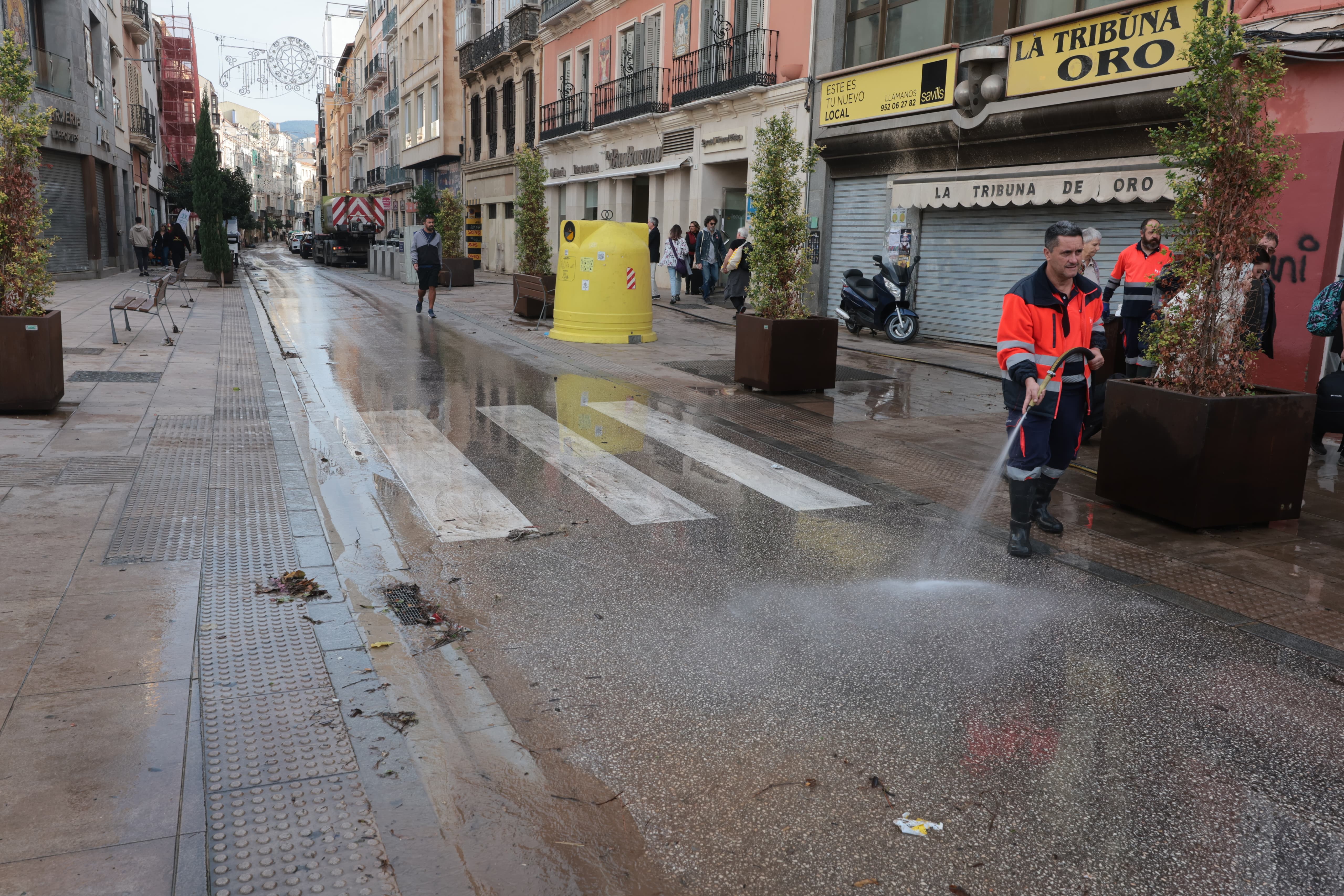 Trabajos de limpieza en Carretería y Tribuna de los Pobres tras la DANA.