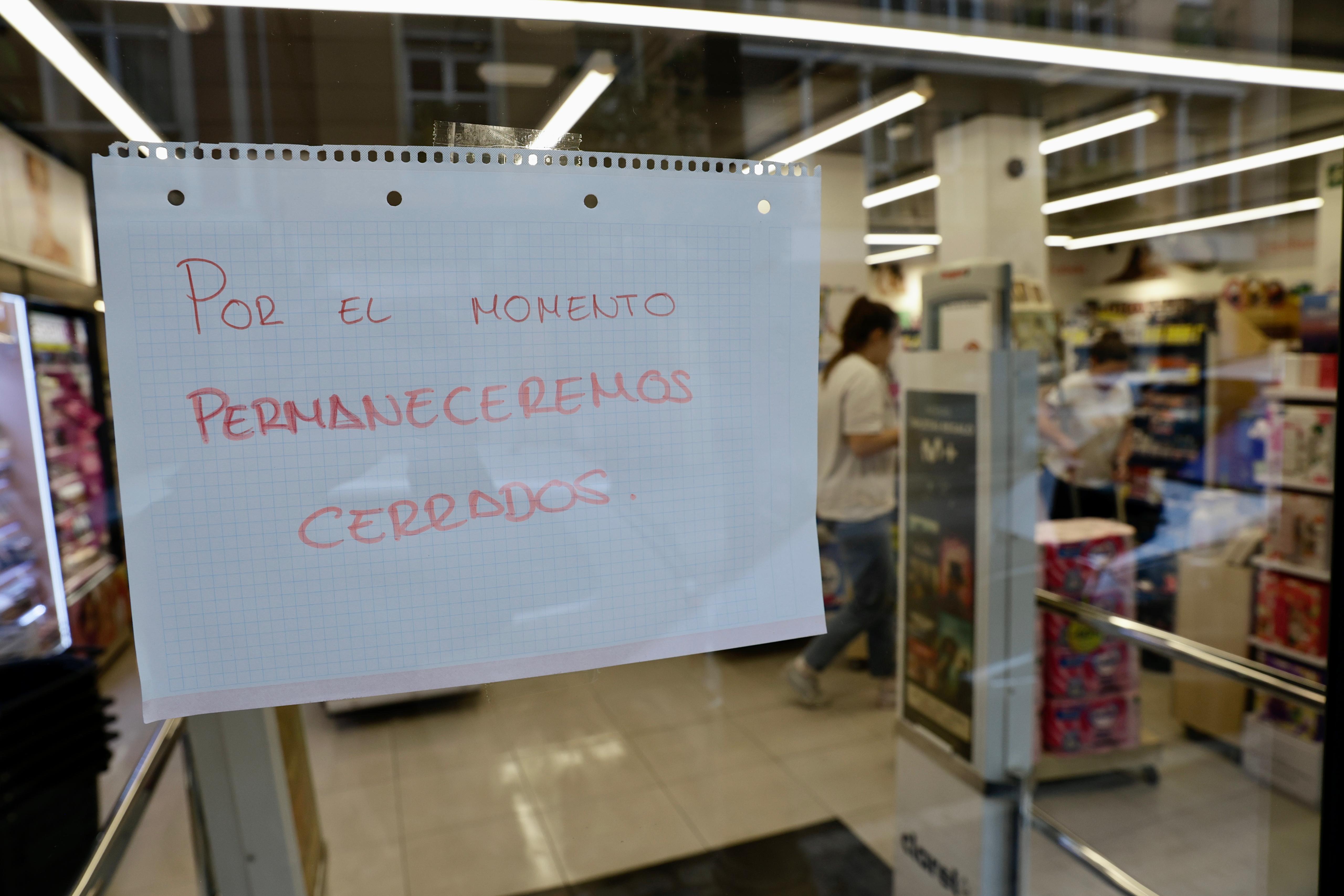 Cartel de comercio cerrado a causa de la DANA