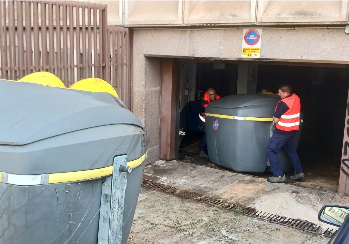 Operarios de Limasam han sacado esta mañana los contenedores del sótano.